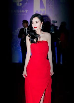 杨幂薄纱红裙性感写真图片_4
