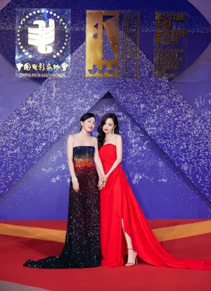 杨幂薄纱红裙性感写真图片_8
