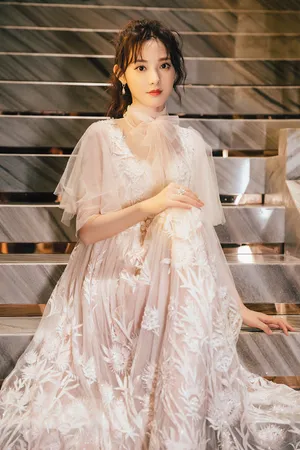 彭小苒粉色甜美长裙性感图片_1