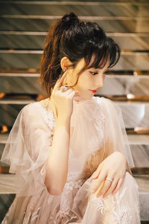 彭小苒粉色甜美长裙性感图片
