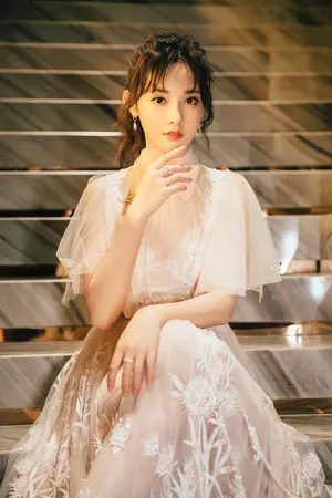 彭小苒粉色甜美长裙性感图片_3