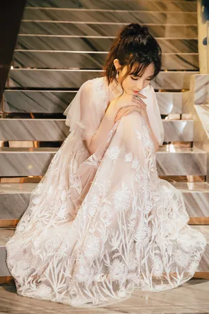 彭小苒粉色甜美长裙性感图片_4