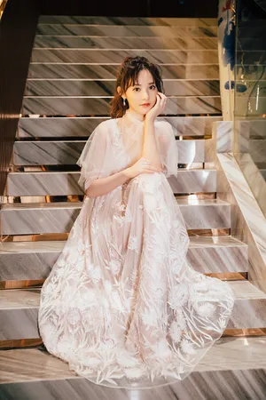 彭小苒粉色甜美长裙性感图片_5