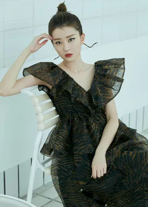 乔欣黑色纱裙性感迷人写真