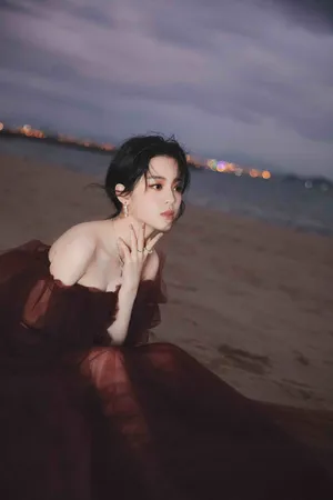 欧阳娜娜薄纱礼裙优雅写真图片