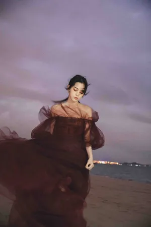 欧阳娜娜薄纱礼裙优雅写真图片_3