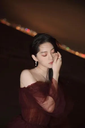 欧阳娜娜薄纱礼裙优雅写真图片_6