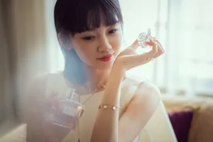 苗苗纯色披风裙性感图片