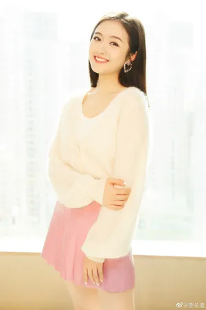李兰迪超短裙甜美写真图片