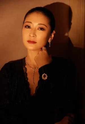 梁静黑色长裙迷人性感图片_1