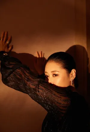 梁静黑色长裙迷人性感图片