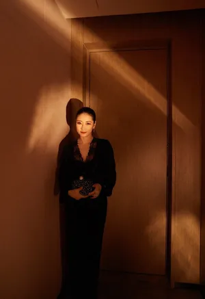 梁静黑色长裙迷人性感图片_2