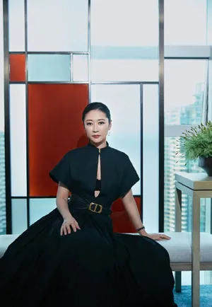 梁静黑色长裙迷人性感图片_4