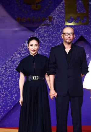 梁静黑色长裙迷人性感图片_6
