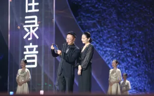 梁静黑色长裙迷人性感图片_7
