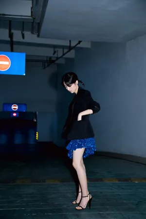 张子枫西装短裙性感写真图片