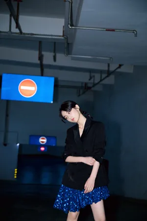 张子枫西装短裙性感写真图片_2