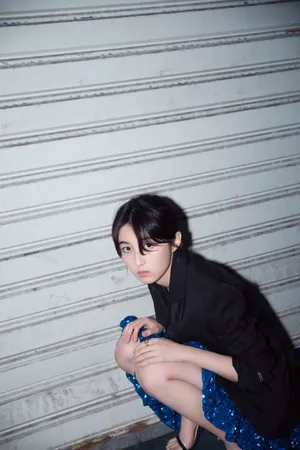 张子枫西装短裙性感写真图片_6