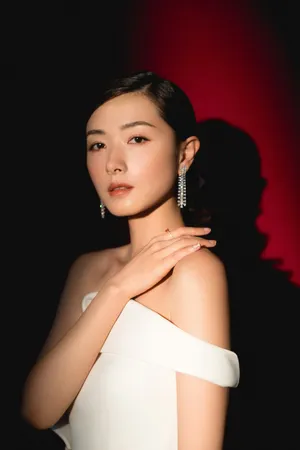 万茜清雅纯白性感写真图片_2