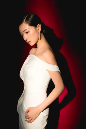 万茜清雅纯白性感写真图片_4