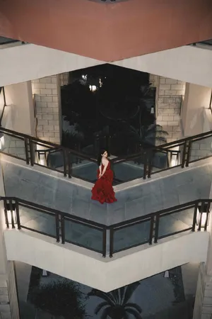 欧阳娜娜红裙礼服优雅写真图片_3
