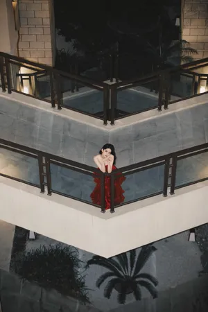 欧阳娜娜红裙礼服优雅写真图片_4