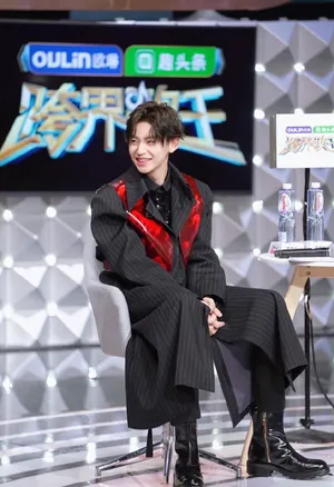 王琳凯暗黑骑士风帅气写真图片_2