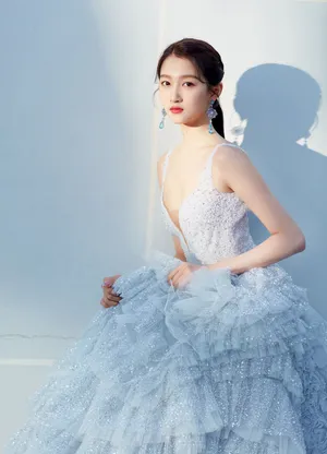 关晓彤性感深v礼服写真图片