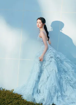 关晓彤性感深v礼服写真图片_3