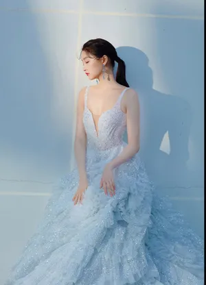 关晓彤性感深v礼服写真图片_7