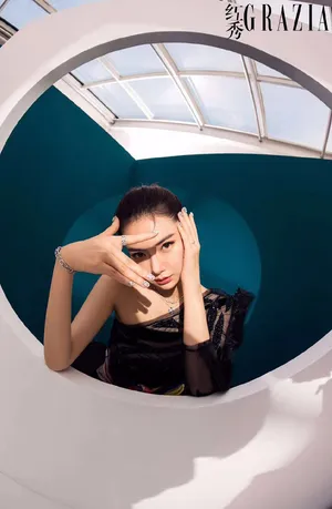 戚薇时尚百变杂志封面大片_5