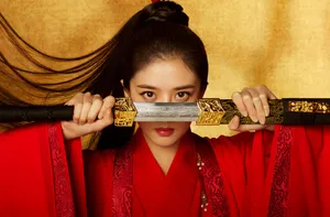 李凯馨美飒红衣古装写真图片