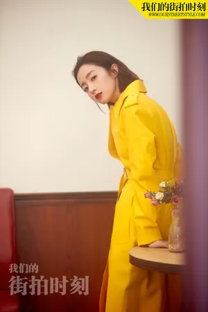 胡冰卿明黄色少女写真图片