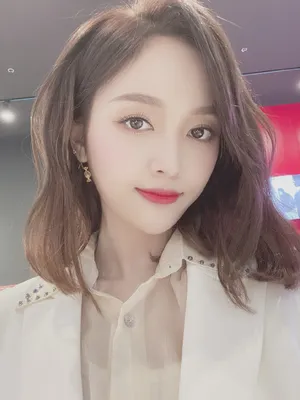 吴宣仪性感俏丽自拍照图片