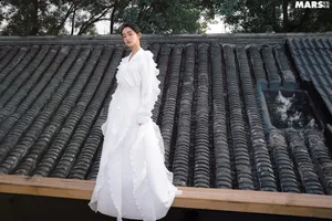 何泓姗优雅随性写真图片