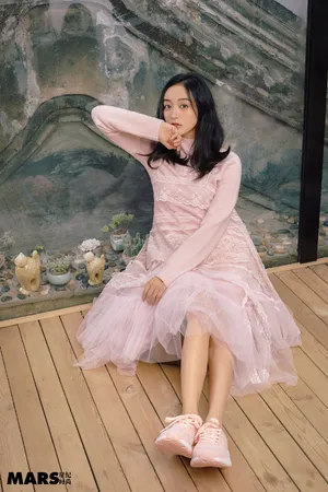 何泓姗优雅随性写真图片_9
