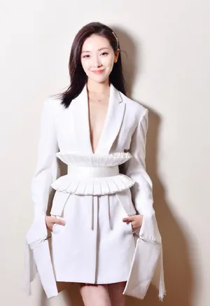 菅纫姿白色西装袖气质写真图片_2