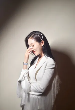 菅纫姿白色西装袖气质写真图片_3