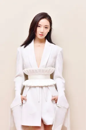 菅纫姿白色西装袖气质写真图片_4