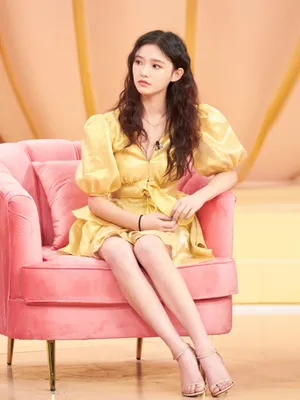 林允清秀明媚短裙写真图片_5