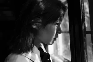 马思纯简约文艺黑白写真图片_2