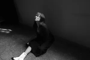 马思纯简约文艺黑白写真图片_3