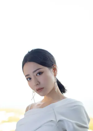 张靓颖纯白优雅时尚写真图片_4