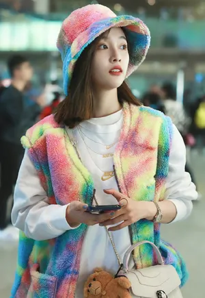 吴宣仪彩虹马夹甜美街拍图片