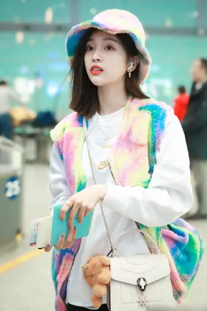 吴宣仪彩虹马夹甜美街拍图片