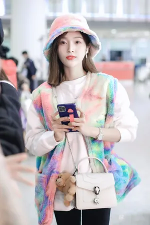 吴宣仪彩虹马夹甜美街拍图片_3