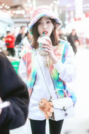 吴宣仪彩虹马夹甜美街拍图片_4