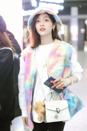 吴宣仪彩虹马夹甜美街拍图片_5