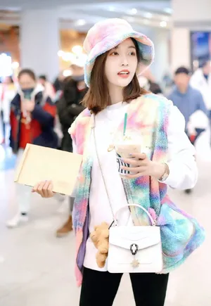 吴宣仪彩虹马夹甜美街拍图片_6
