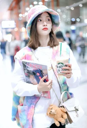 吴宣仪彩虹马夹甜美街拍图片_7